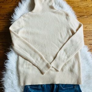 Aritzia Cozy Cream 100% Cashmere Turtleneck Sweater